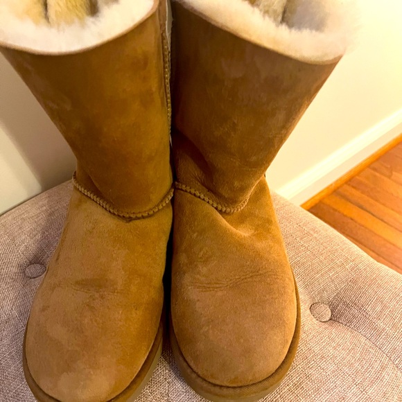 UGG boots Size 9. Bailey three bow. Like new. Worn once. Came wrong size. - Picture 1 of 4
